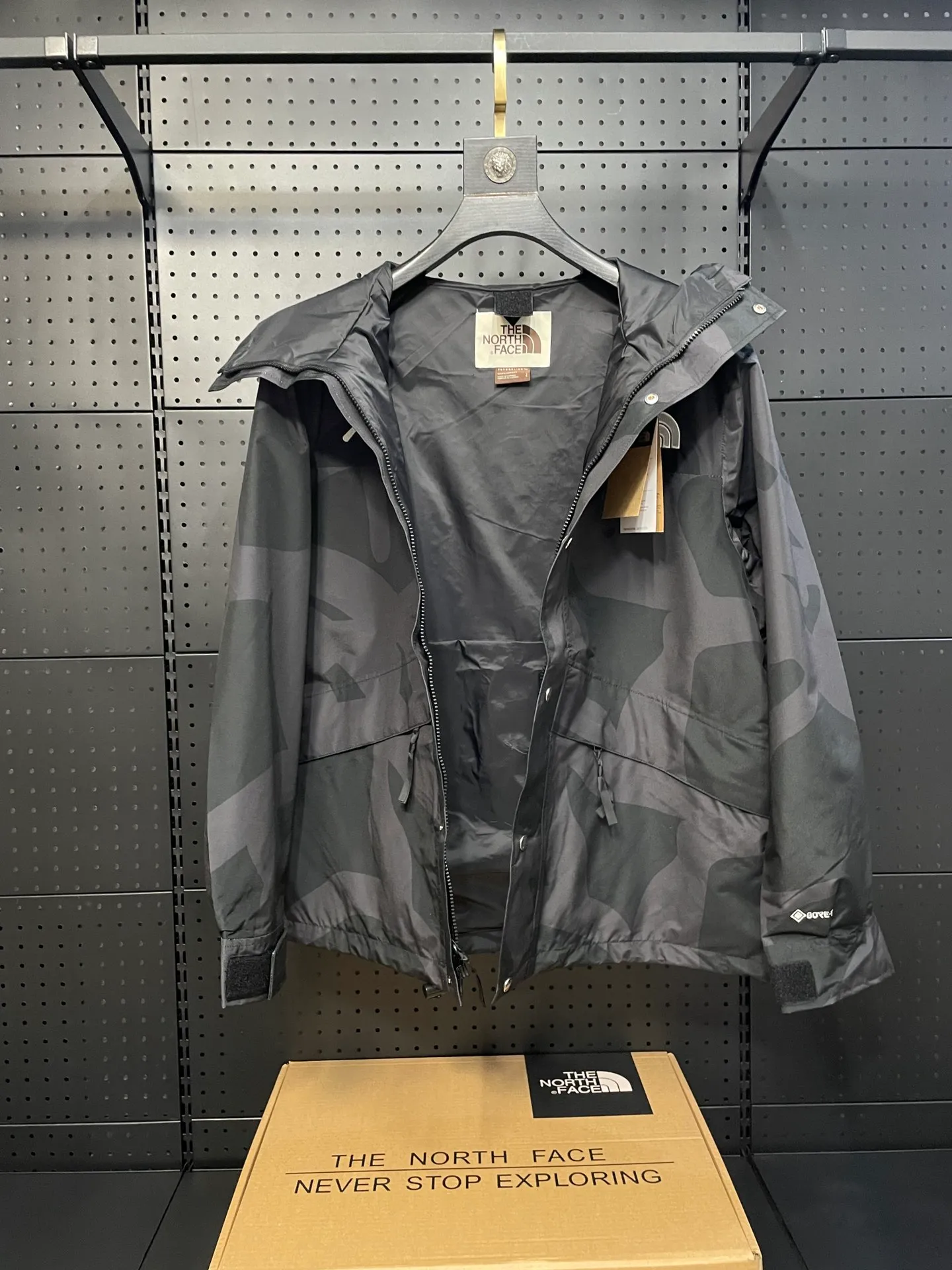 THE NORTH FACE x XX KAWS FW 22 TNF KAWS Classic ~ ！ ~ 1986 Classic Retro ，Retro ， DRYVENT ， ， Wear-Resistant ， Breathable logo ， ， Breathable ， ，ZP ， ， Breathable YKK ， ， ， ， ， ， logo Sixe：Xs-xxl